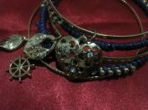 Bracelete azul com pingentes