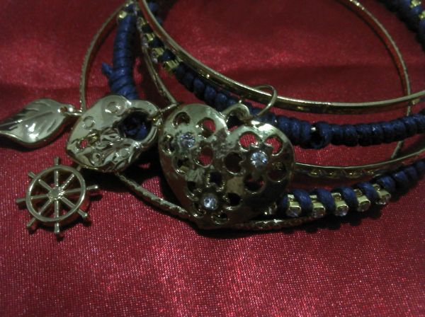 Bracelete azul com pingentes